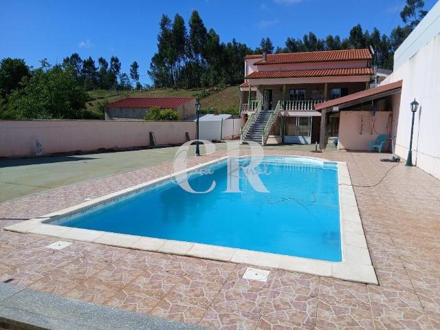 Moradia independente com piscina, terraços, terreno e jardim em Figueiró dos Vinhos