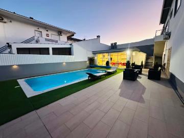 Moradia independente com piscina e 4 quartos