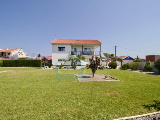 Moradia Independente com quintal e piscina junto à praia de Santa Cruz