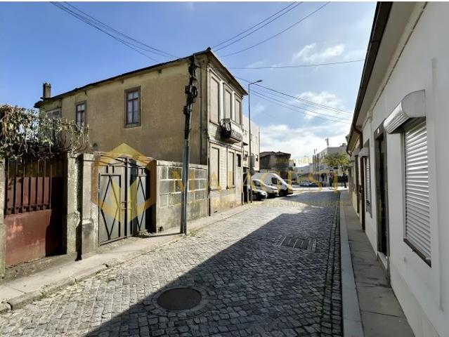 Moradia Independente com Terreno em Zona Central de São Mamede Infesta