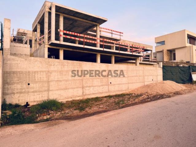 Moradia independente contemporânea em em fase final de construção Torres Vedras