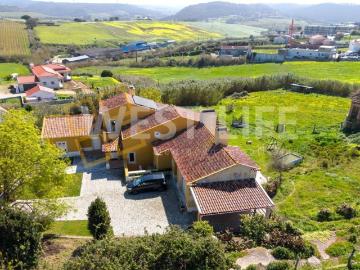 Moradia Independente de tipologia T6 localizada na povoação. 369m² São pedro da cadeira