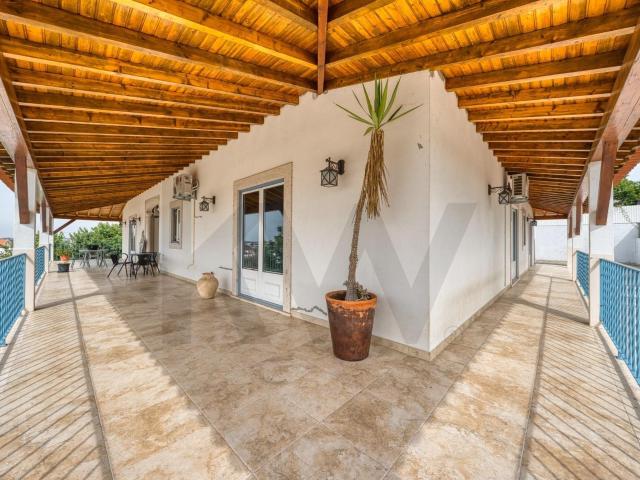 Moradia independente de excelência com terreno generoso entr. 251m² Meia Via