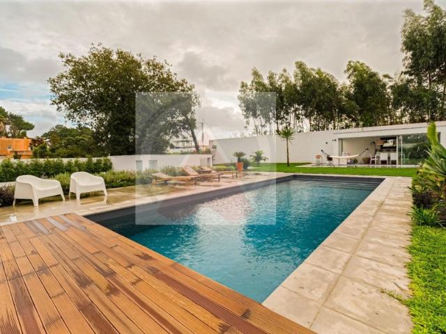 Moradia Independente M4+1, com piscina e sala de cinema, à Praia de Valadares
