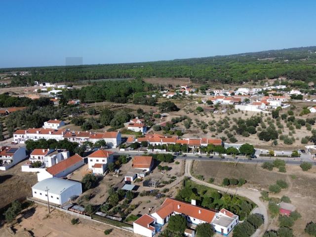 Moradia Independente no Centro de Melides – Oportunidade Única de Loteamento e Expansão Urbana