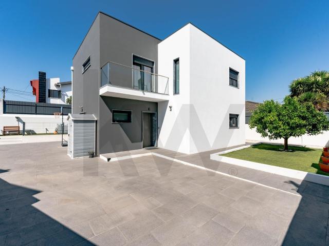 Moradia independente para venda, T3 c/nova, 2 pisos, com 157 m2, Lote de 379 m2 em Cascais Tires