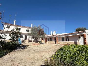 Moradia individual com anexos, piscina, armazéns e terreno 320m² Caldas da Rainha Santo Onofre e Serra do Bouro
