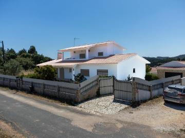 Moradia individual com anexos, piscina, armazéns e terreno. 320m² Landal