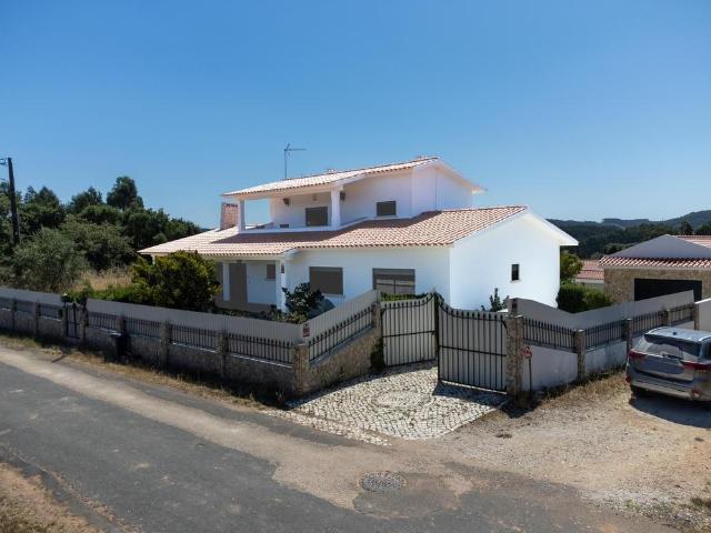 Moradia individual com anexos, piscina, armazéns e terreno. 320m² Landal