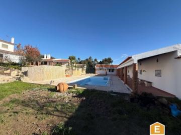 Moradia individual com anexos, piscina, armazéns e terreno Landal