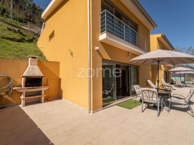 Moradia individual com piscina e garagem em Rio Caldo Terr. 210m² Rio Caldo