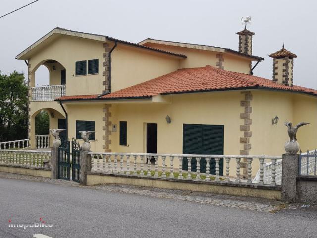 MORADIA INDIVIDUAL COM PISCINA, EM BARROS, VILA VERDE