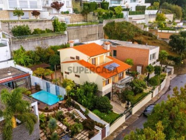 Moradia Individual,T4, com churrasqueira e jardim, em Abade de Neiva Barcelos