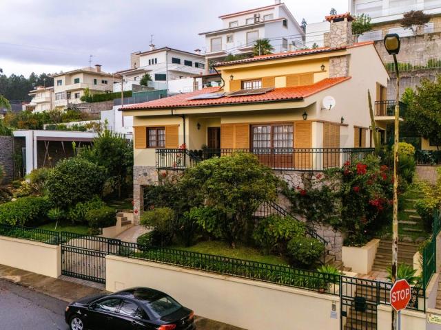 Moradia Individual,T4, com churrasqueira e jardim, em Abade de Neiva Barcelos
