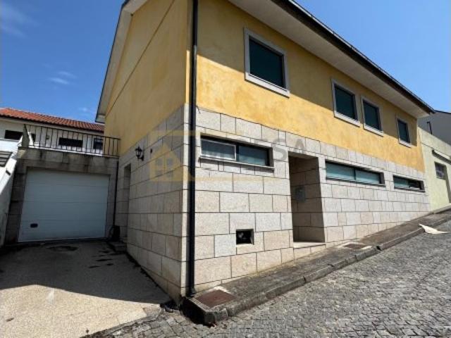 Moradia individual localizada na Vila Melgaço