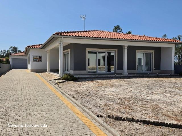 Moradia individual T3 de rés do chão e anexo, terreno c/715m. 266m² Monte Redondo e Carreira