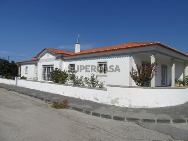 Moradia individual T3, térrea, em Vieira de Leiria