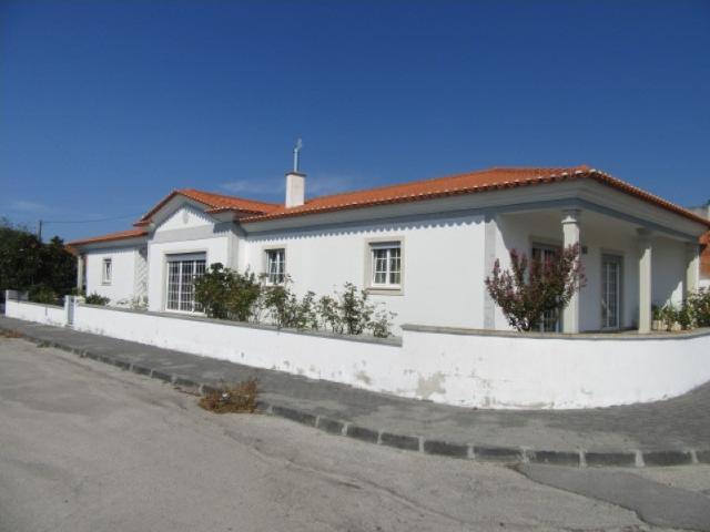 Moradia individual T3, térrea, em Vieira de Leiria