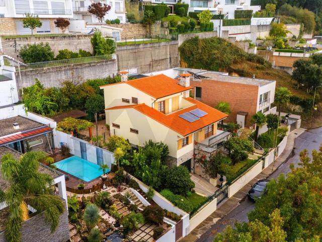 Moradia Individual,T4, com churrasqueira e jardim, em Abade de Neiva Barcelos