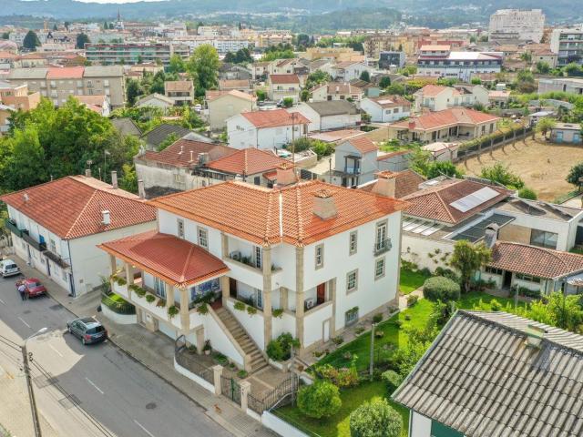 Moradia individual T4 com 3 pisos com terreno no centro de F. 224m² Fafe