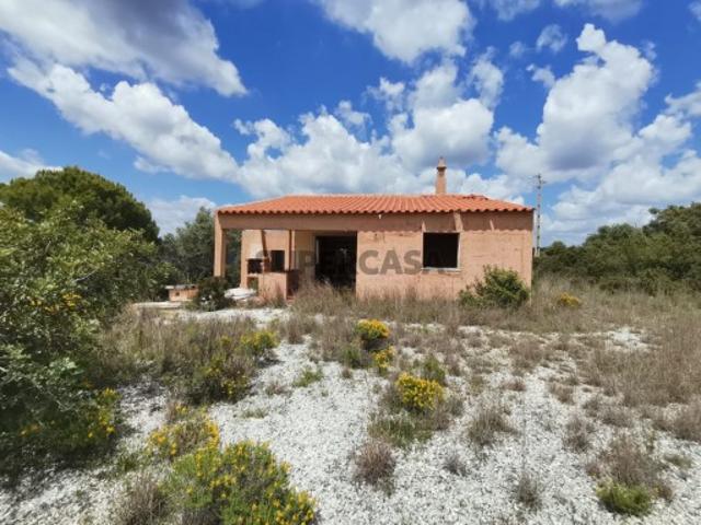 Moradia inserida em terreno com 5.000 m2, com vista mar e serra