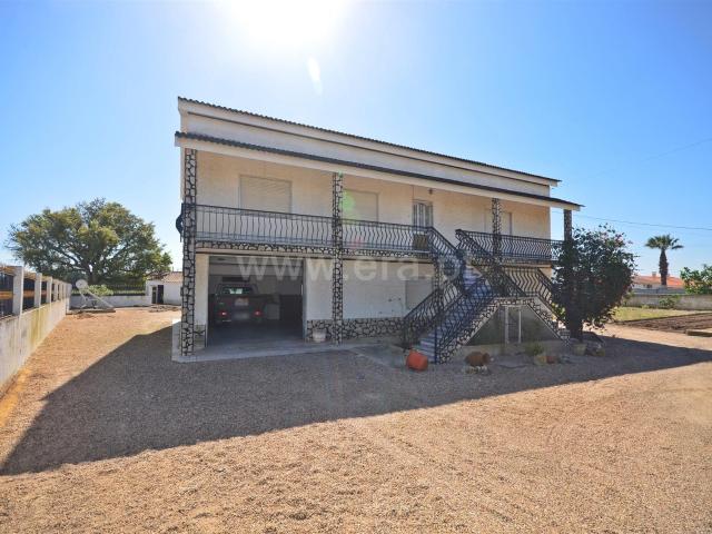Moradia inserida em terreno de 2.836 m2 250m² Vale De Santarém