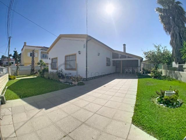 Moradia T3 em Belverde com garagem e espaços verdes, ideal p. 101m² Amora