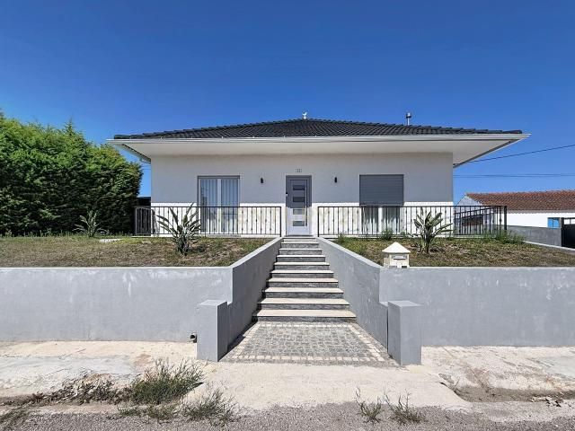 Moradia isolada com amplo terreno de 1.350 m², junto a Alcobaça