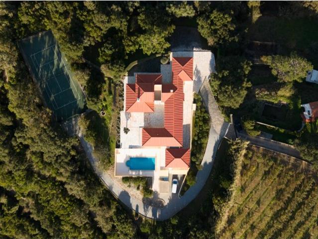 Moradia isolada com court de ténis e piscina em lote de 5.920m²