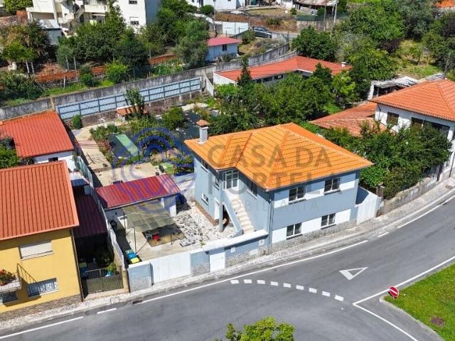 Moradia Isolada com dois pisos independentes com dois quartos cada