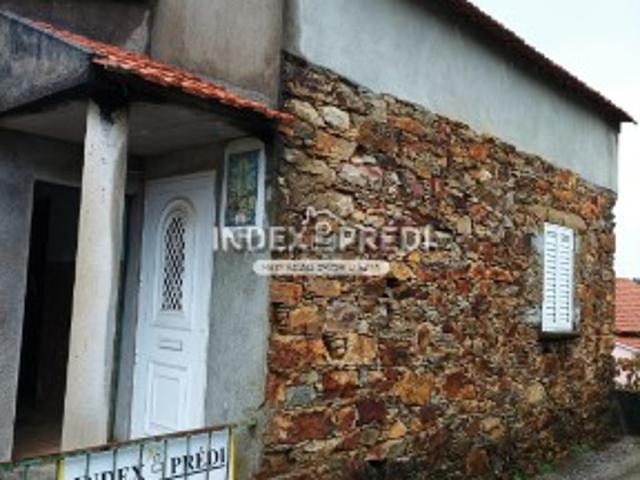 Moradia isolada com logradouro Armadouro
