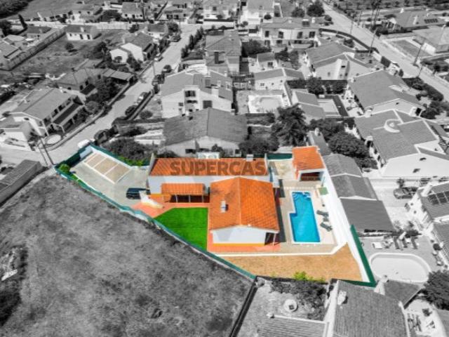 Moradia isolada Com Piscina, Churrasqueira e jardim