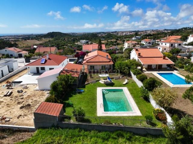Moradia Isolada com Piscina em Lote de 908 m² | Sala Ampla | Jardim e Vista Desafogada Mafra