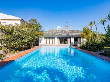 Moradia Isolada em Sesimbra com Piscina, Lote de 734 m² e Grande Potencial de Remodelação