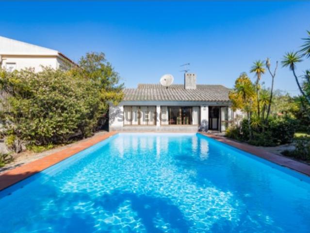Moradia com Piscina e Lote de 734 m² para Remodelar | Sesimbra