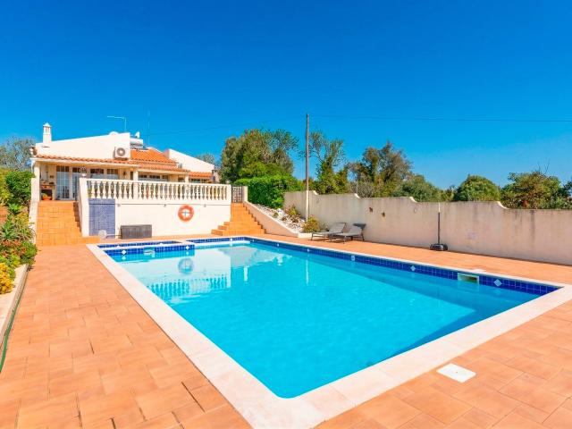 Moradia isolada com piscina numa bela zona de Paderne