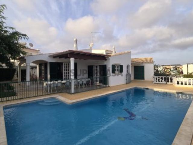 Moradia isolada com piscina para venda na Qta do Poço, Albufeira