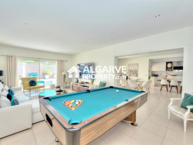 Moradia Isolada com Piscinas e Jardim nos arredores de Vilam. 264m² Quarteira