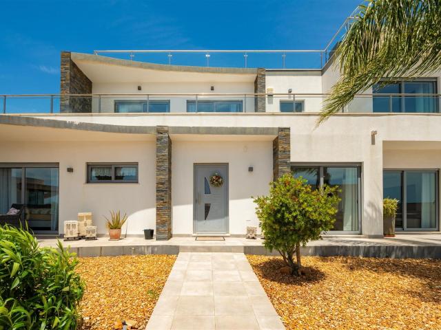 Moradia T4 com Vista Mar Permanente 106m² Albufeira e Olhos de Água