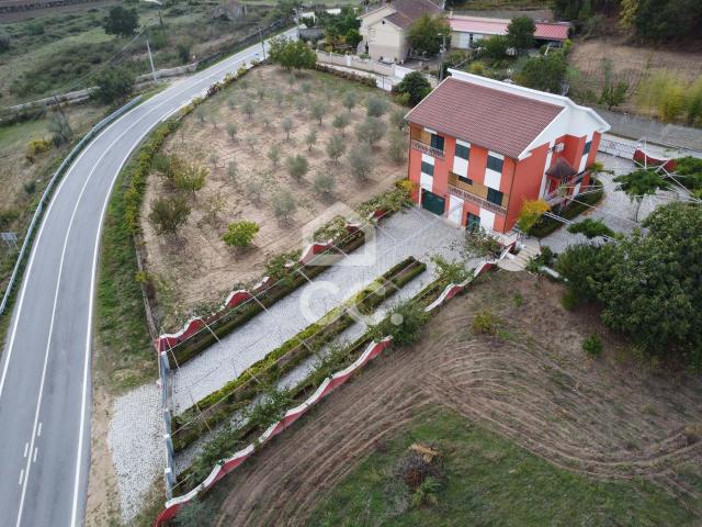 Moradia isolada com terreno de grandes dimensões junto á Estrada Nacional