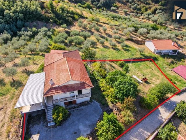 Moradia isolada com terreno, poço de água e grande potencial
