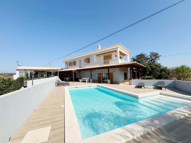 Moradia Isolada com Vista Panorâmica – Poço Barreto, Silves
