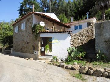 Moradia isolada com 4 quartos em pedra, situada numa aldeia perto da vila de Miranda do Corvo, Coimbra. A casa foi restaurada com carinho e mantém muitas das suas características originais
