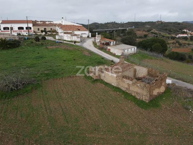 Moradia isolada com 73 m² para recuperar, inserida em lote de 6.640 m²
