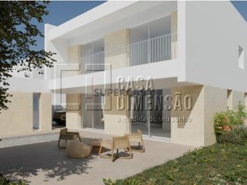 Moradia isolada de tipologia T4 localizada na zona da Charneca da Caparica, com Piscina, Garagem e Jardins!