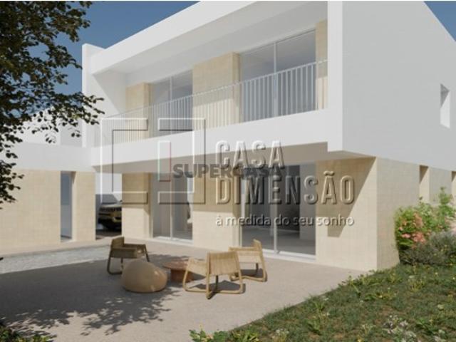Moradia isolada de tipologia T4 localizada na zona da Charneca da Caparica, com Piscina, Garagem e Jardins!