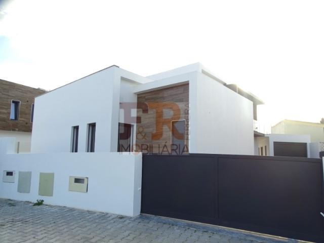 Moradia Isolada Duplex T5 Piscina e Terraço em Azeitão