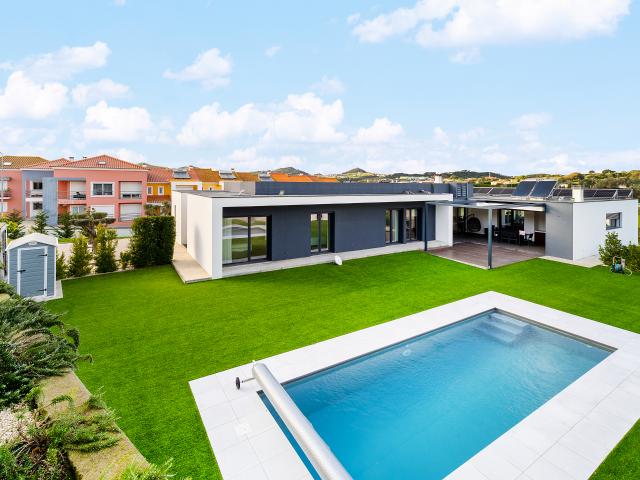 Moradia Isolada e arquitetura Contemporânea com Piscina