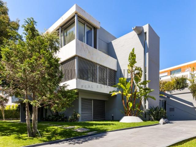 Moradia de Luxo no Restelo, Belém Arquitetura Premiada com Piscina Interior e Rooftop Vista Tejo