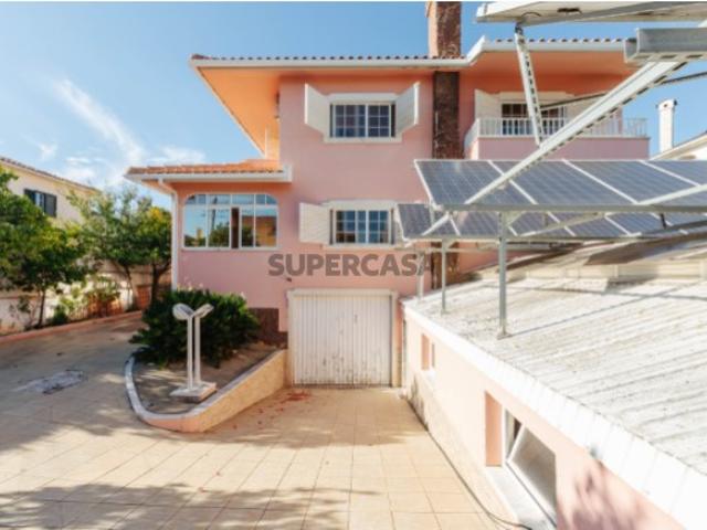Moradia Isolada em Queijas com 578 m² de Terreno, Garagem e Vista Mar